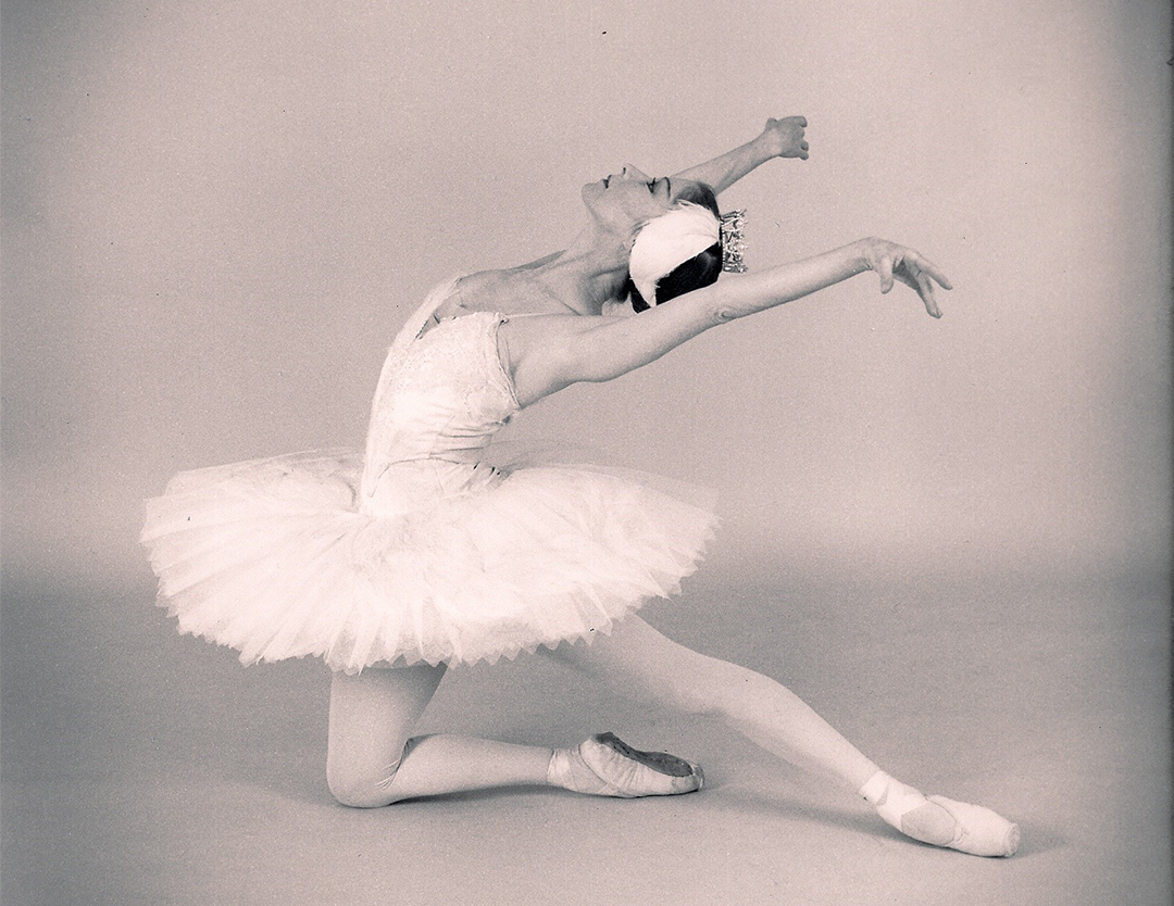 Lorita-Travaglia-in-Swan-Lake-at-International-Ballet-Rotaru.jpeg